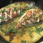 na patelni smażą się dwie ryby dorady