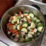 pokrojone w kostkę warzywa w garnku