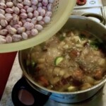 Eintopf w stylu kreteńskim z kiełbaskami