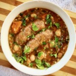 Eintopf w stylu kreteńskim z kiełbaskami