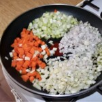 na patelni smażą się drobno pokrojone warzywa