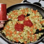 na patelni smażą się drobno pokrojone warzywa