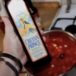 butelka oliwy w dłoni