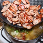 pokrojona w półplasterki i przesmażoną kiełbasa wrzucana jest do fasolówki zupy
