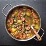 fasolówka zupa w garnku po ugotowaniu