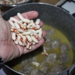 w garnku gotuje się fasolówka zupa fasolowa