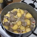 w garnku gotuje się fasolówka zupa fasolowa