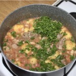 w garnku gotuje się fasolówka zupa fasolowa