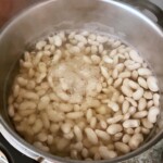 w garnku gotuje się biała fasolka