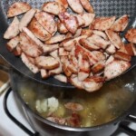 przesmażone plasterki kiełbasy dodawane są do fasolówki zupy fasolowej