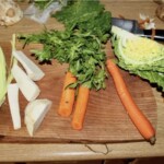 jarzyna do rosołu na desce kuchennej