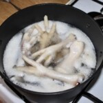 w garnku gotują się kurze łapki