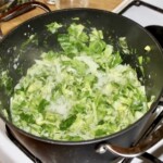 młoda kapusta zasmażana w dużym garnku