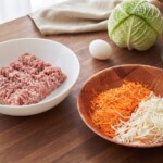 mięso wieprzowe mielone oraz starta marchewka i starta pietruszka