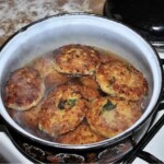 Gołąbki bez zawijania gotują się w garnku