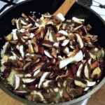 na patelni smażą się pokrojone grzyby