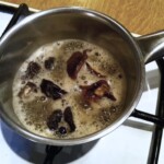 w garnku gotują się grzyby