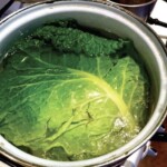 w dużym garnku blanszują się liście kapusty