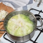w wielkim garnku gotuje się biała kapusta na gołąbki