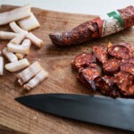 kiełbasa węgierska paprykowana krojona jest na plasterki