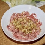 w dużej misce znajduje się mielone mięso