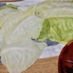 podgotowane liści białej kapusty leżą na ściereczce