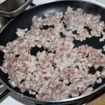 na patelni smaży się mielone mięso