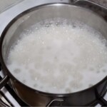 w garnku gotuje się ryż