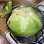 w dużym garnku gotuje się cała główka kapusty