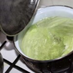 w dużym garnku gotuje się cała główka kapusty