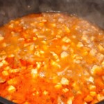 w garnku gotuje się gulasz wieprzowy w sosie paprykowym
