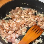 na patelni smaży się krojone w małą kostkę mięso wieprzowe na gulasz