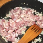 na patelni smaży się mięso mielone