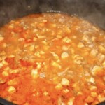 w garnku gotuje się gulazs paprykowy