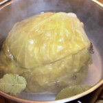 w dużym garnku gotuje się główka kapusty