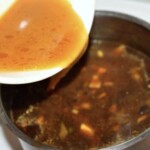 w garnku gotują się grzyby