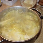 w garnku duszą się Gołąbki z kiszonej kapusty od Łemków