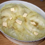 gołąbki z mięsem i ryżem w naczyniu żaroodpornym gotowe do pieczenia