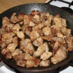 na patelni smaży się mięso pokrojone w małą kostkę