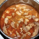 w garnku gotuje się gulasz