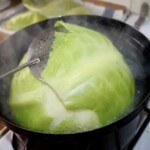 w dużym garnku gotuje się główka kapusty