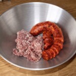 w misce znajduje się mielone mięso i mięso z kiełbasy paprykowanej na farsz do gołąbków