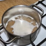 w garnku gotuje się kasza pęczak