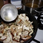 przyrządzanie sosu ze świeżych grzybów