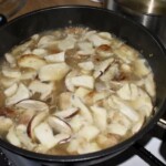 sos z kawałkami grzybów na patelni