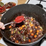 gulasz z dzika w trakcie przyprawiania