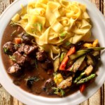 gulasz z dzika podany z makaronem tagliatelle oraz smażonymi kolorowymi warzywami