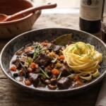 gulasz z dzika na winie podany z makaronem tagliatelle