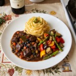 gulasz z dzika na winie podany z makaronem tagliatelle oraz smażonymi kolorowymi warzywami