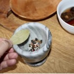 suche przyprawy w moździerzu
